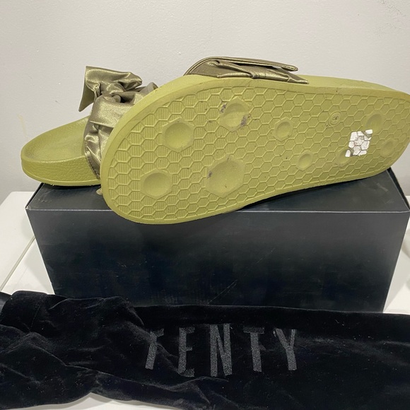 Puma Fenty Slide size 10.5 with dust bag - Picture 2 of 4